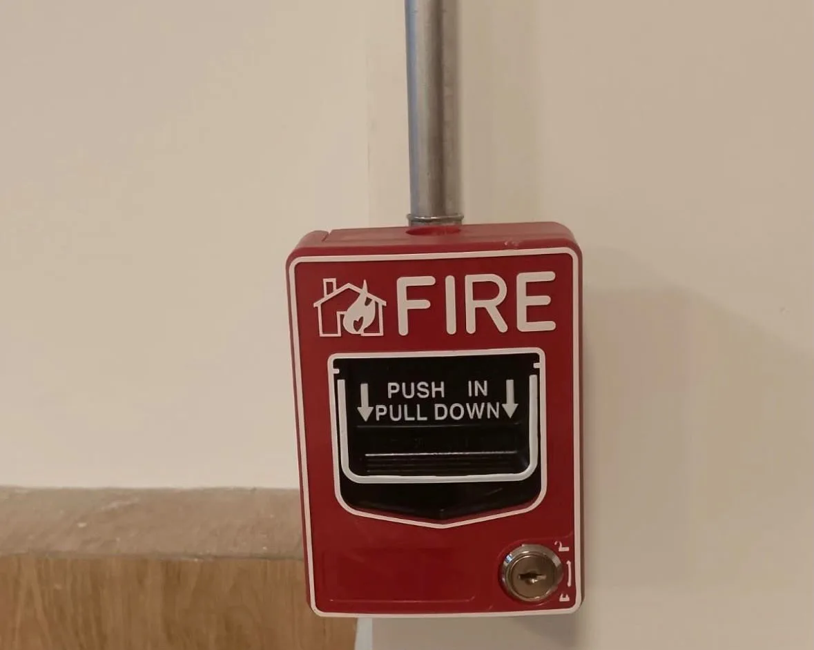 Estación manual de alarma FIRE en pared
